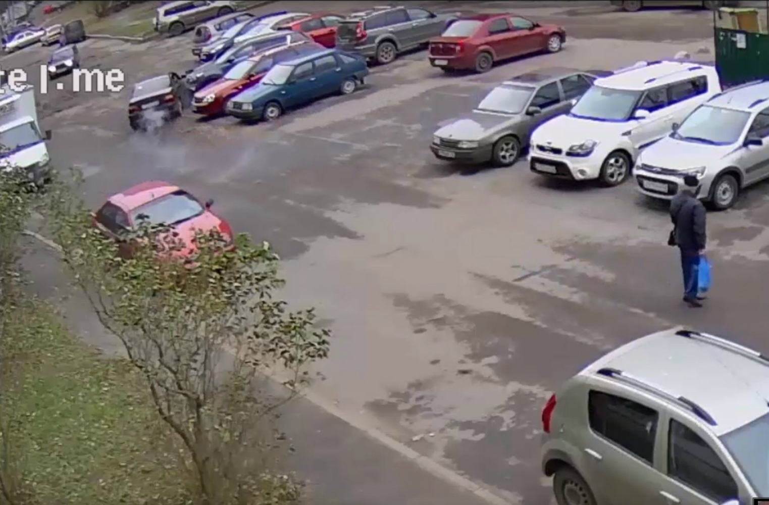 «Машина чуяла беду»: в Рыбинске пьяный водитель протаранил автомобиль соседа