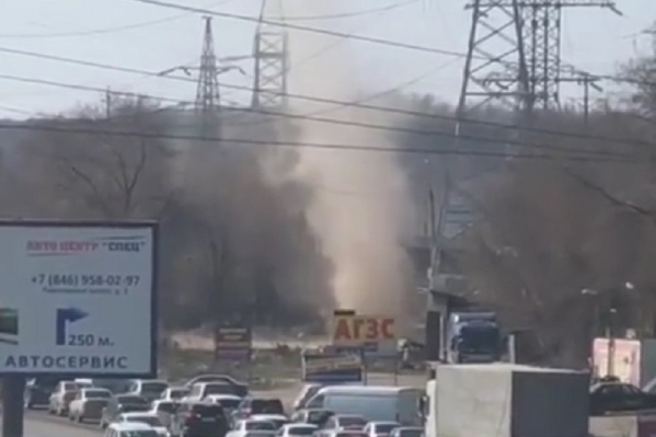 Огромный столб пыли метался по парковке Огромный столб пыли метался по парковке
