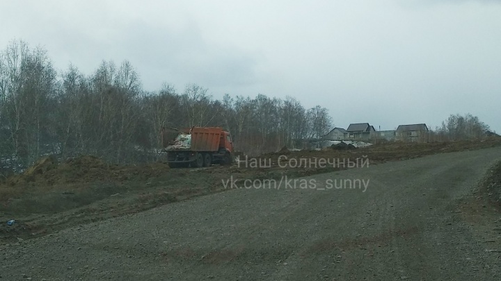 У ЖК «Снегири» КамАЗ спокойно подъехал к лесу и высыпал строительный мусор