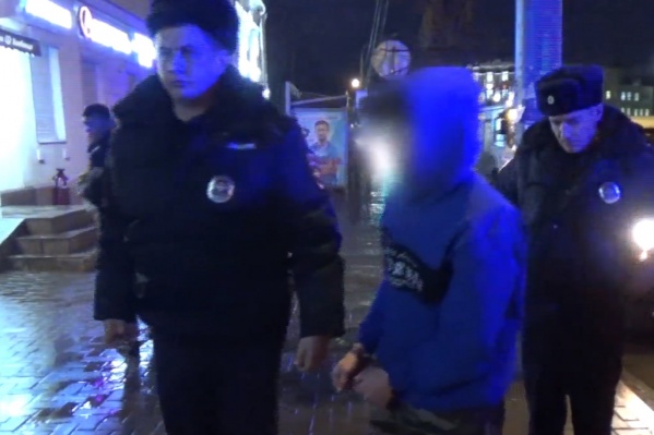 Примерно в таком виде парень и грабил магазины Примерно в таком виде парень и грабил магазины