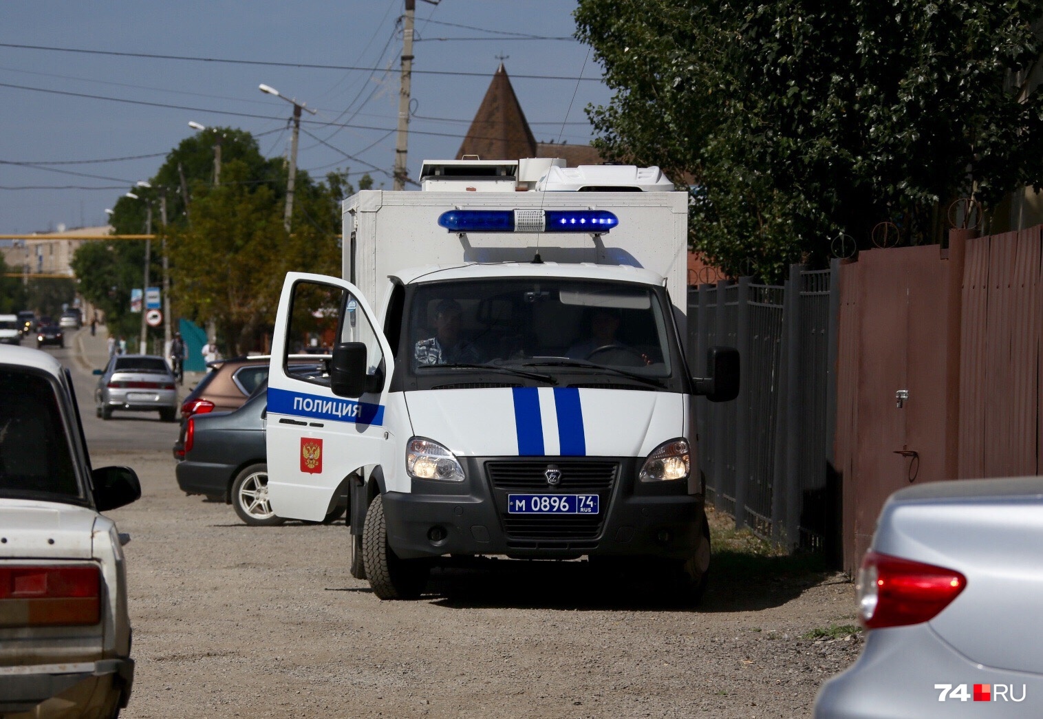 Подследственного привезли в суд на этой машине и вывели из неё уже во дворе за воротами, подальше от лишних глаз Подследственного привезли в суд на этой машине и вывели из неё уже во дворе за воротами, подальше от лишних глаз