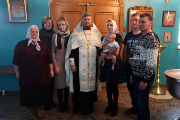 Мать девочки поблагодарила священников за проведение крещения Мать девочки поблагодарила священников за проведение крещения