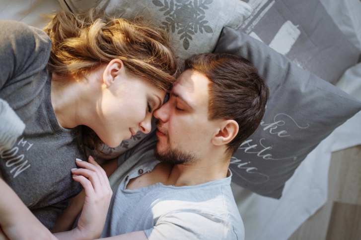 Для качественного сна врачи советуют отказаться от дивана в пользу удобных кровати и подушки