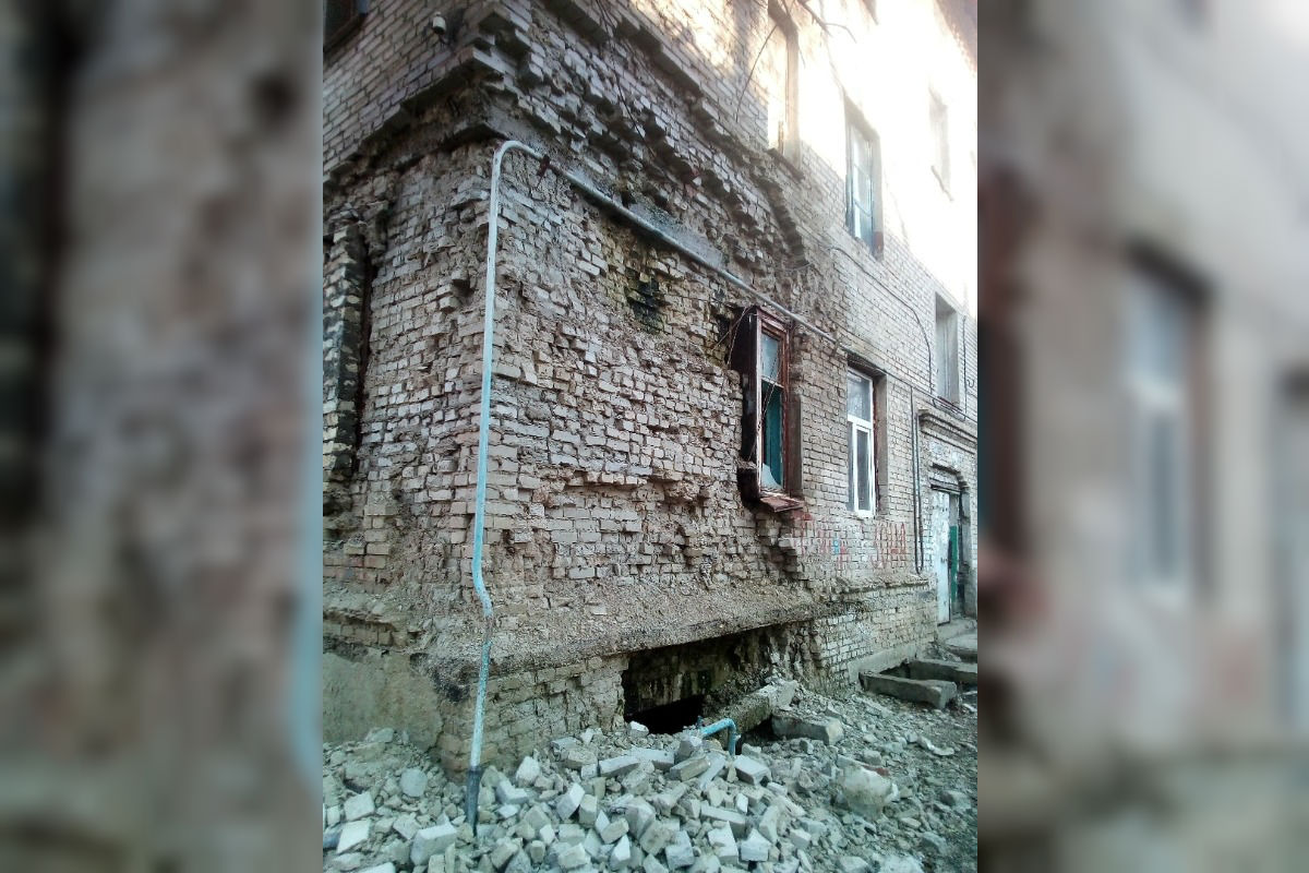 «Сосульки растаяли вместе со стеной»: на юге Волгограда по кирпичику рушится общежитие