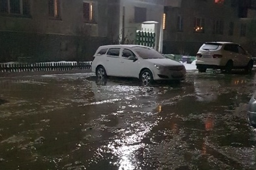 Сейчас во дворах без лодки не обойтись Сейчас во дворах без лодки не обойтись