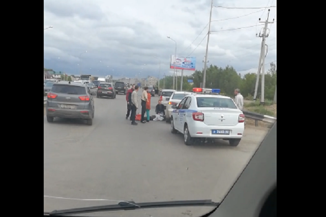 Мужчина лежал под колесами автомобиля Мужчина лежал под колесами автомобиля