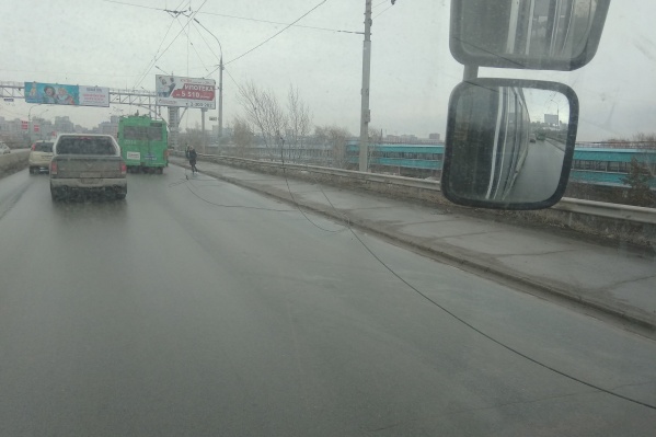 Пробка на мосту образовалась постепенно Пробка на мосту образовалась постепенно 