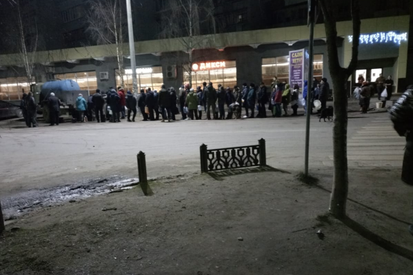 Очередь за водой на улице Строителей в Переславле-Залесском вечером 20 декабря Очередь за водой на улице Строителей в Переславле-Залесском вечером 20 декабря