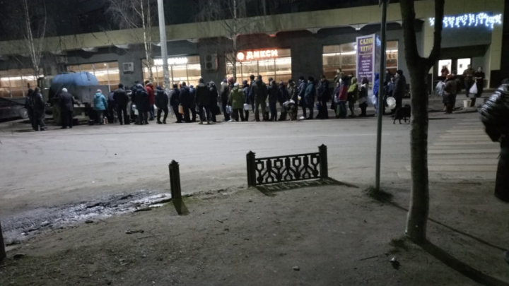 «Это блокада какая-то!»: в Переславле-Залесском выстроились очереди за питьевой водой