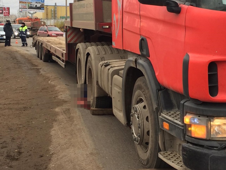 Подробности ДТП на Бирском тракте в Уфе: водителя придавил его же грузовик Scania