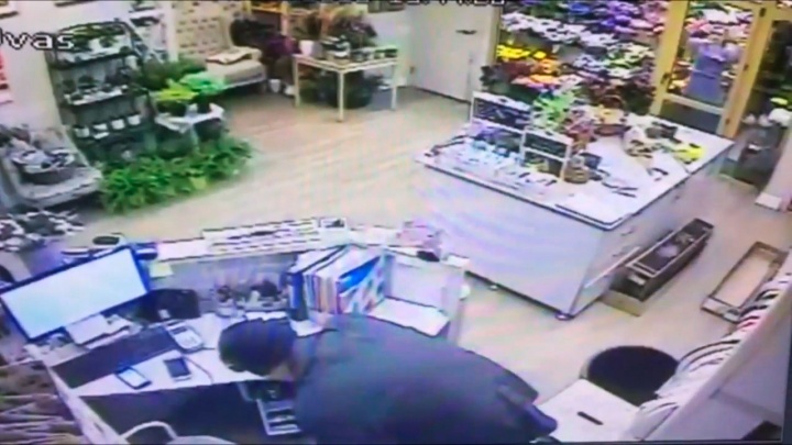 Видео: дерзкий грабитель запер в холодильнике продавщицу в магазине на Красном проспекте