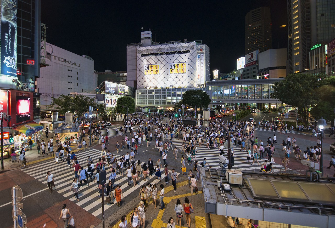 Пример дикого по нашим меркам перехода в Токио, где в одной из фаз светофора пешеходам разрешается ходить в том числе по диагонали