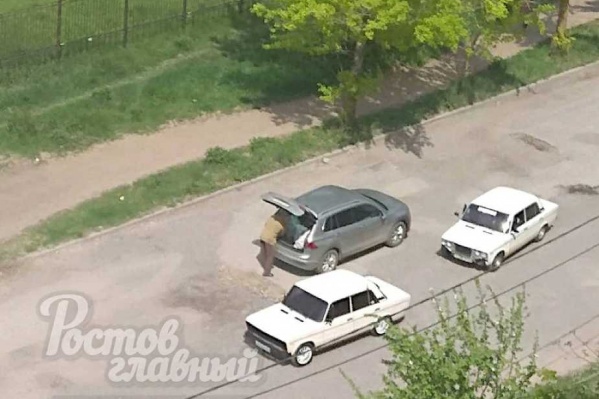 В Таганроге пенсионер песком засыпал ямы на улице, по которой часто ездит В Таганроге пенсионер песком засыпал ямы на улице, по которой часто ездит