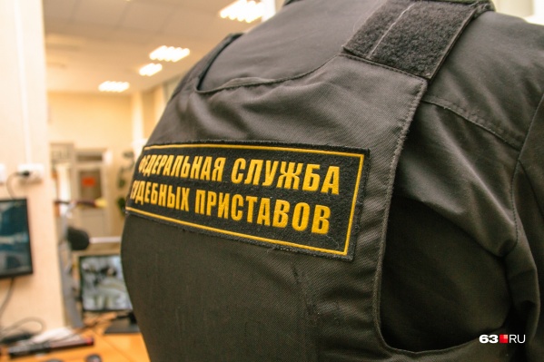 Приставы задержали буйных посетителей на входе Приставы задержали буйных посетителей на входе