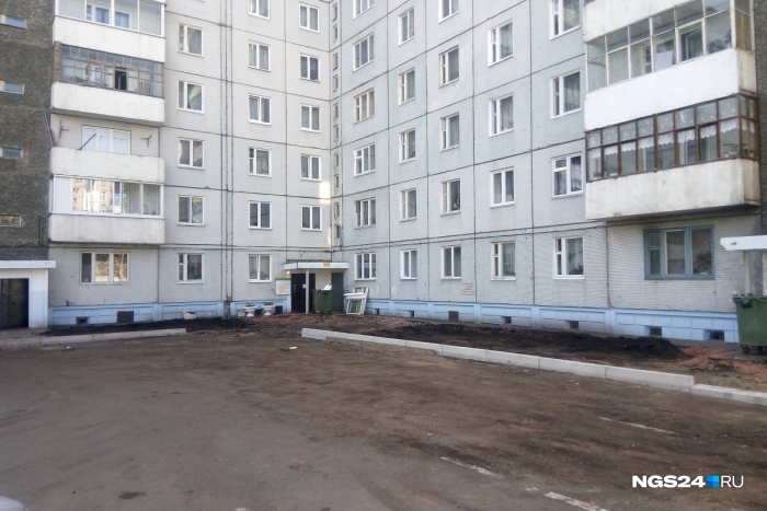 Ещё неделю назад этот двор утопал в зелени Ещё неделю назад этот двор утопал в зелени
