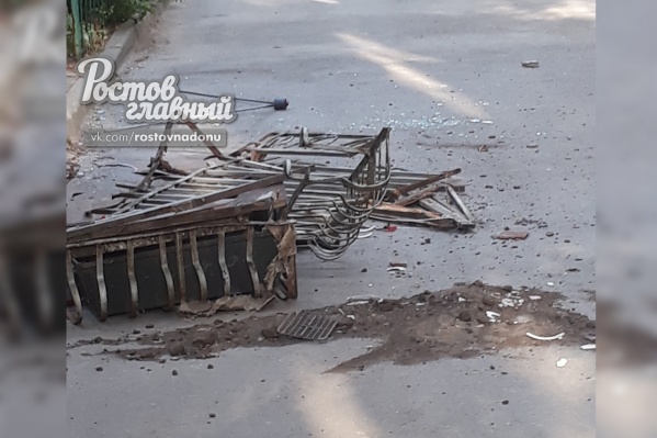 Балкон упал во двор дома Балкон упал во двор дома