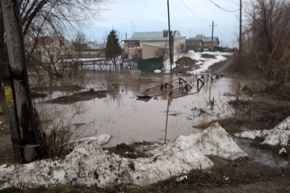 Из-под воды видны одни перила Из-под воды видны одни перила