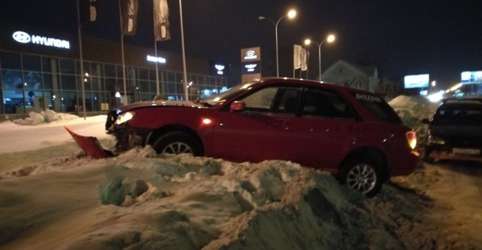 Из-за колеи Subaru вынесло в сугроб Из-за колеи Subaru вынесло в сугроб