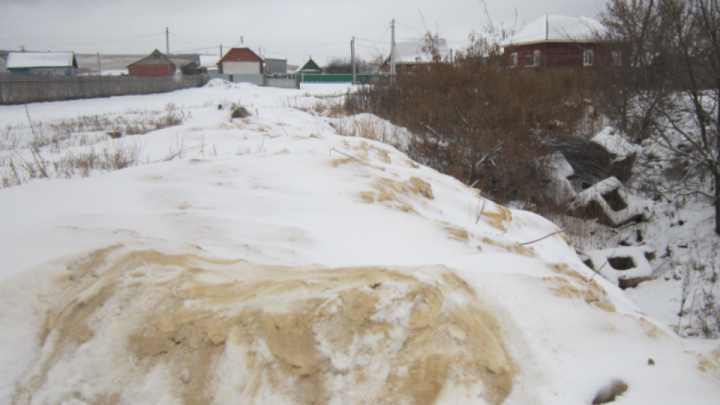 В башкирском поселке прямо на землю высыпали опасные отходы