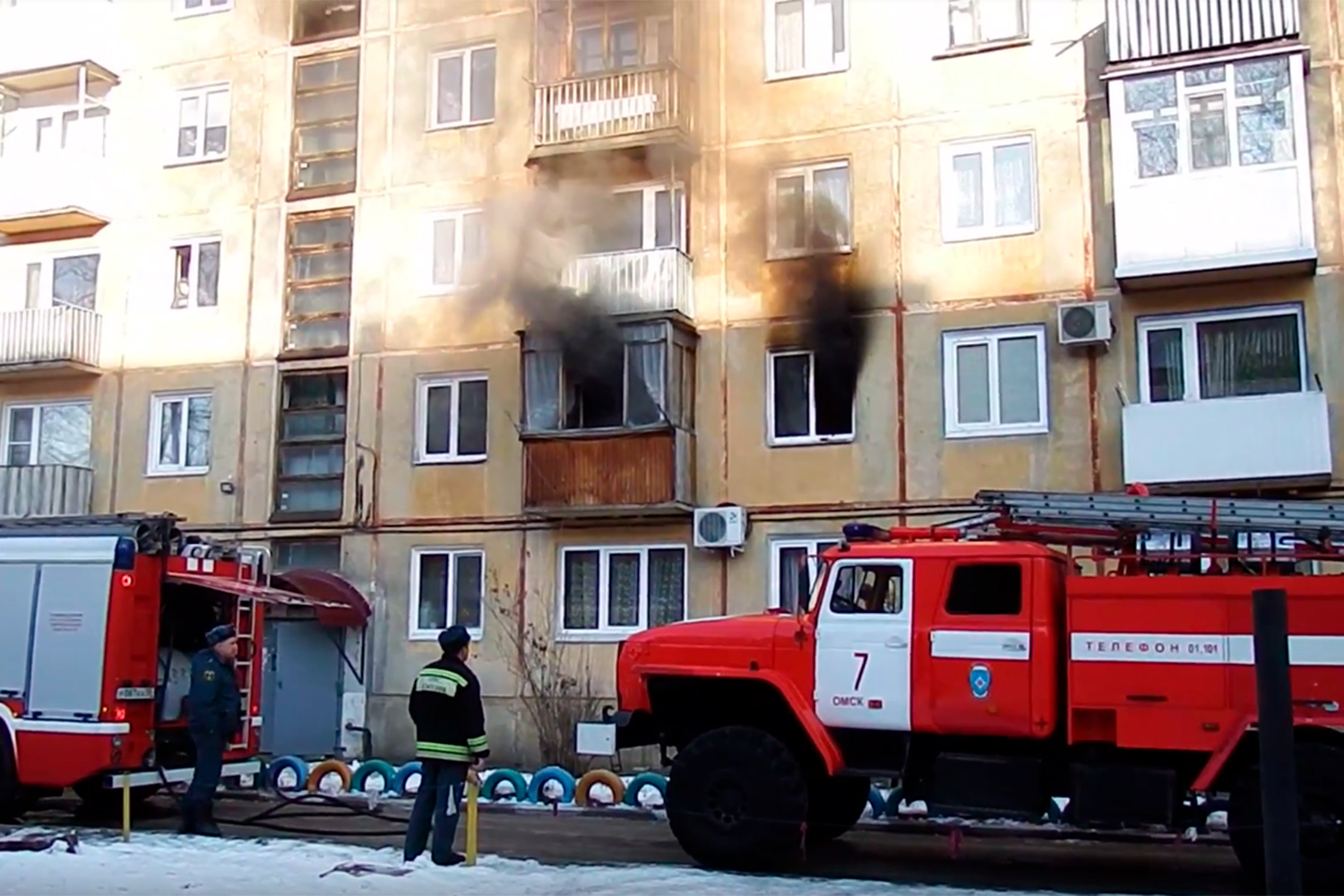 Омск 23 ноября. Дым из квартиры пожарные. Пожарные приехали на вызов горящая квартира. Пожарные Омск во время пожара. Пожар в пятиэтажке фото фото.