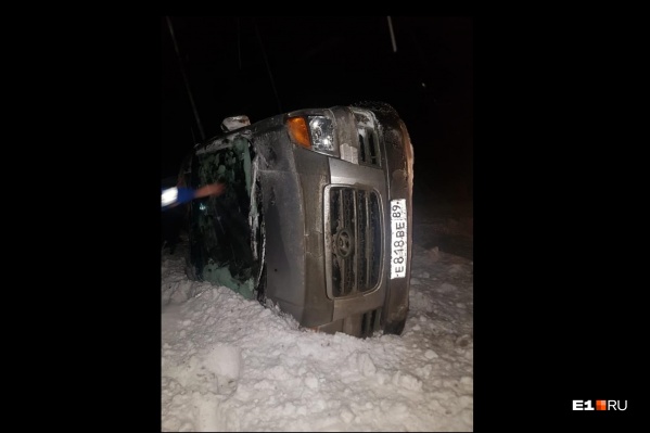 Автобус лежит в кювете Автобус лежит в кювете