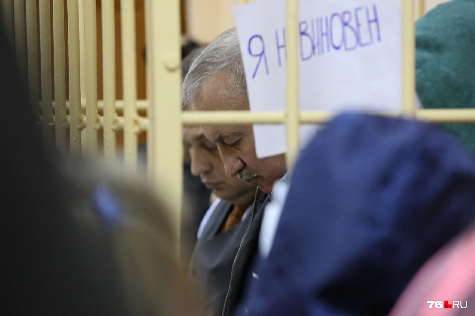 Мужчины сидели, опустив глаза Мужчины сидели, опустив глаза