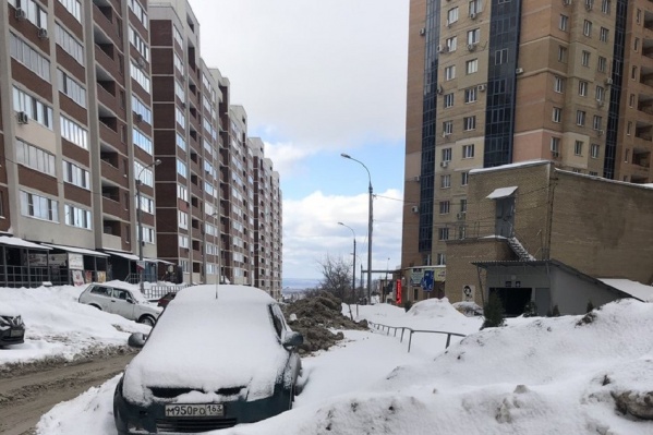 Жители жалуются, что при такой плотной застройке района не хватает образовательных учреждений Жители жалуются, что при такой плотной застройке района не хватает образовательных учреждений