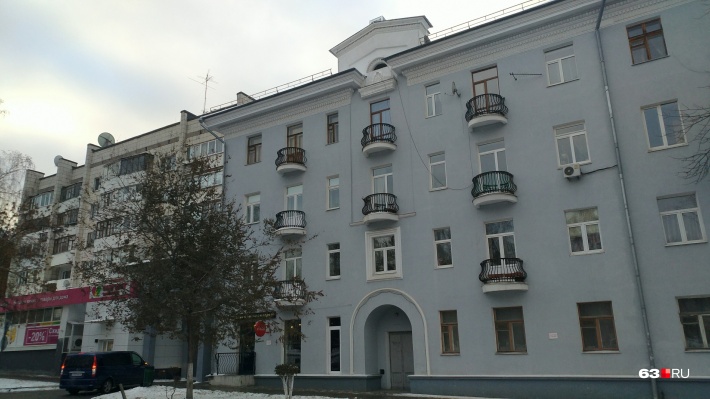 Жильцы дома № 200 на Чапаевской вряд ли знают о том, кто жил в этих стенах в 1960-х годах 