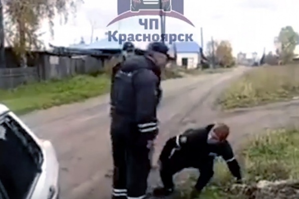 Излишне ярого защитника полицейский толкнул на землю Излишне ярого защитника полицейский толкнул на землю