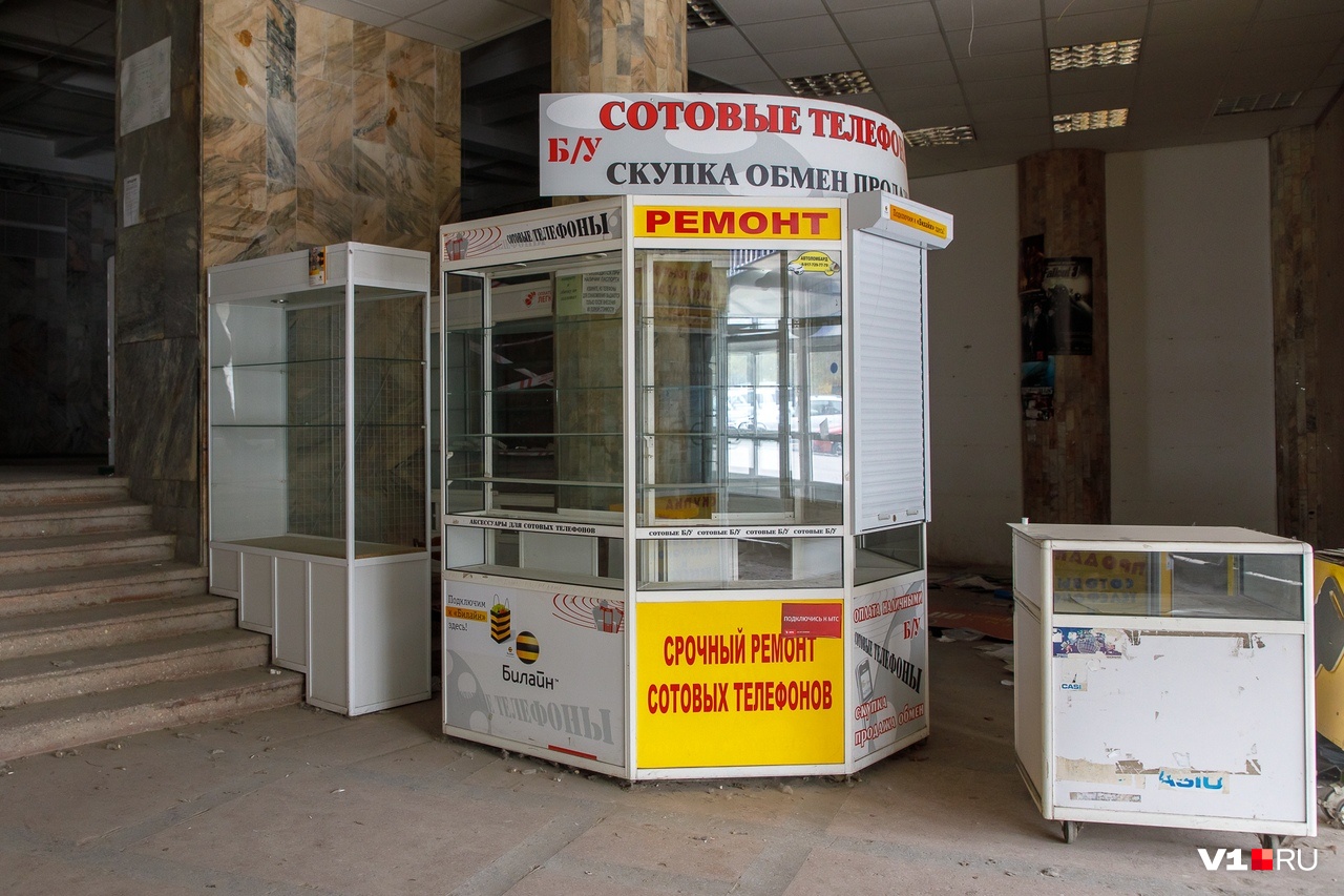 На первом этаже оставлены скучающие торговые лотки На первом этаже оставлены скучающие торговые лотки