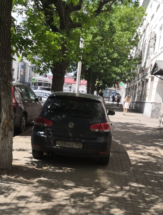 Этот автолюбитель тоже заехал на тротуар на улице Октябрьской Революции Этот автолюбитель тоже заехал на тротуар на улице Октябрьской Революции