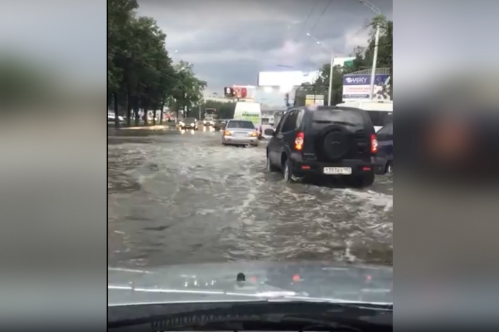 Машины форсируют затопленные дороги как катера 