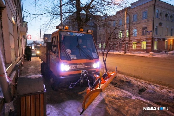 Уборочная техника будет дежурить на крупных магистралях Уборочная техника будет дежурить на крупных магистралях