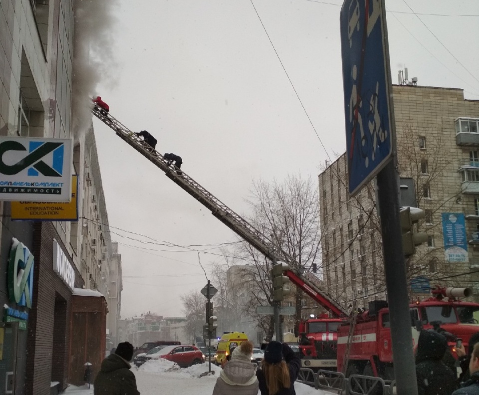 Днем 17 января в бизнес-центре на улице Монастырской <a href="https://59.ru/text/incidents/65848211/" target="_blank" class="_">произошел серьезный пожар</a>. Первыми на помощь пострадавшим пришли случайные прохожие. Они спасли из огня беременную женщину Днем 17 января в бизнес-центре на улице Монастырской <a href="https://59.ru/text/incidents/65848211/" target="_blank" class="_">произошел серьезный пожар</a>. Первыми на помощь пострадавшим пришли случайные прохожие. Они спасли из огня беременную женщину