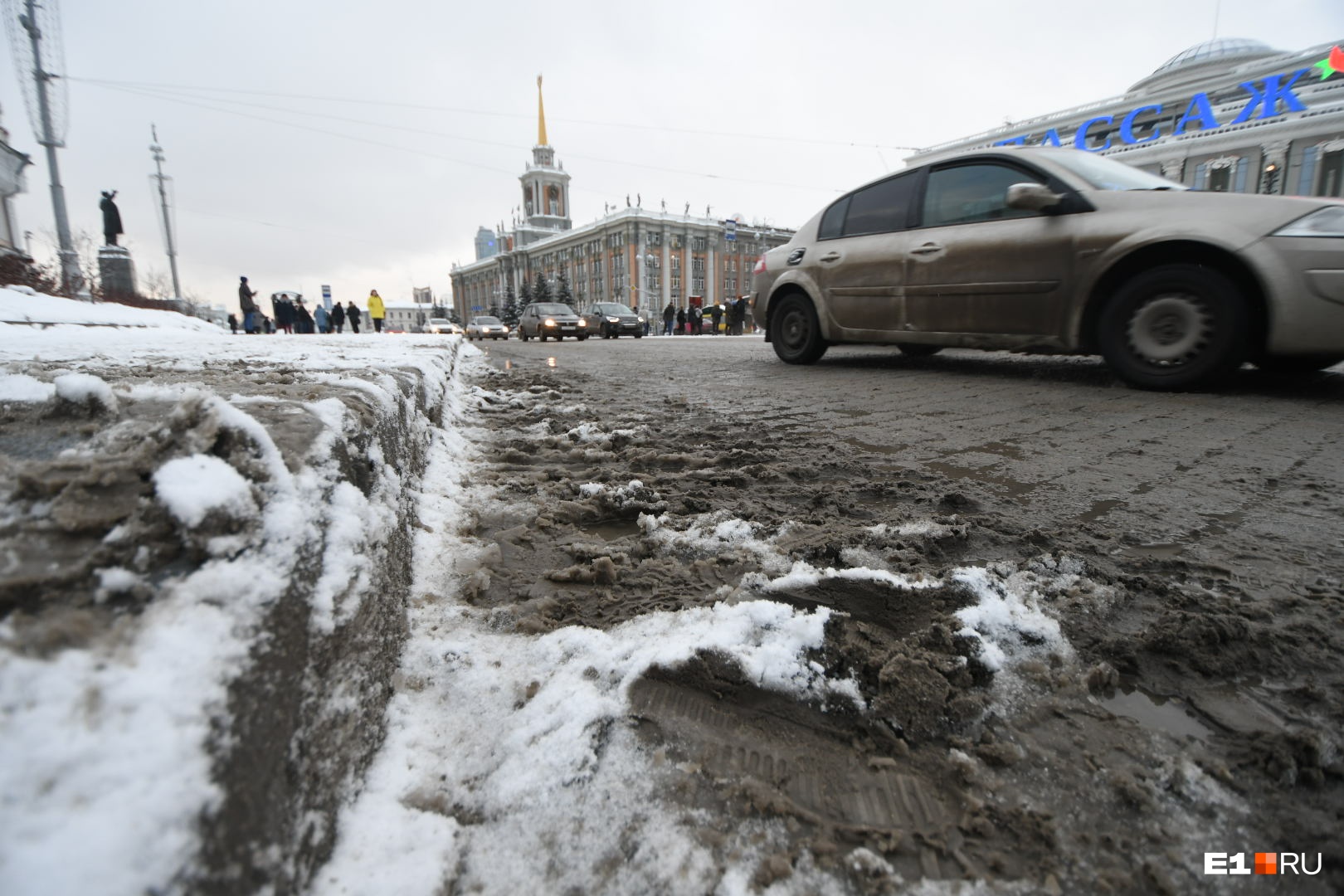 Екатеринбург — город грязных: репортаж с улиц, которые завалило снегом