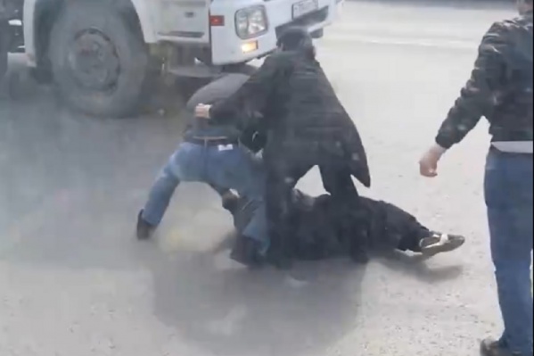 Мужчину повалили на землю Мужчину повалили на землю