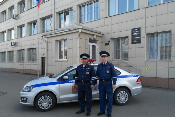 Инспекторы ОВ ДПС ГИБДД МО МВД «Минусинский»
старший лейтенант полиции Александр Черкашин и лейтенант полиции Сергей
Балуйков Инспекторы ОВ ДПС ГИБДД МО МВД «Минусинский»
старший лейтенант полиции Александр Черкашин и лейтенант полиции Сергей
Балуйков