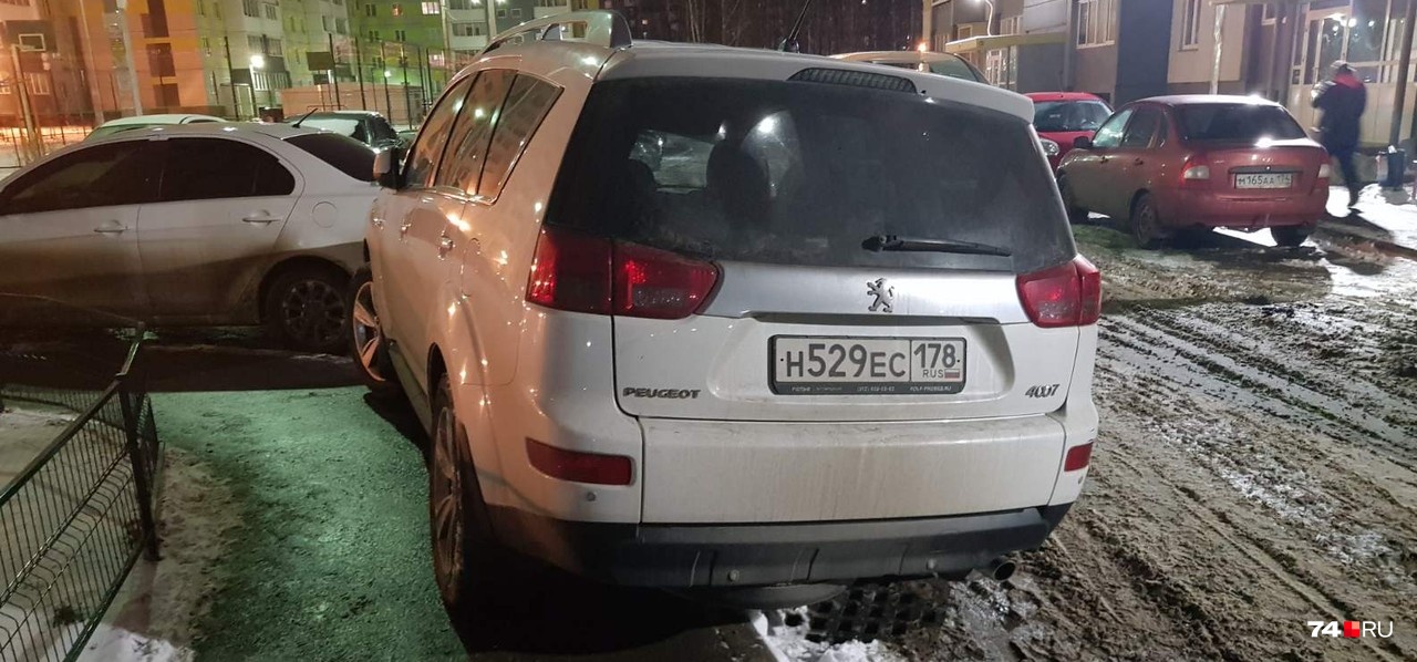 — Тот же тротуар, старые бараны, — написал житель двора — Тот же тротуар, старые бараны, — написал житель двора