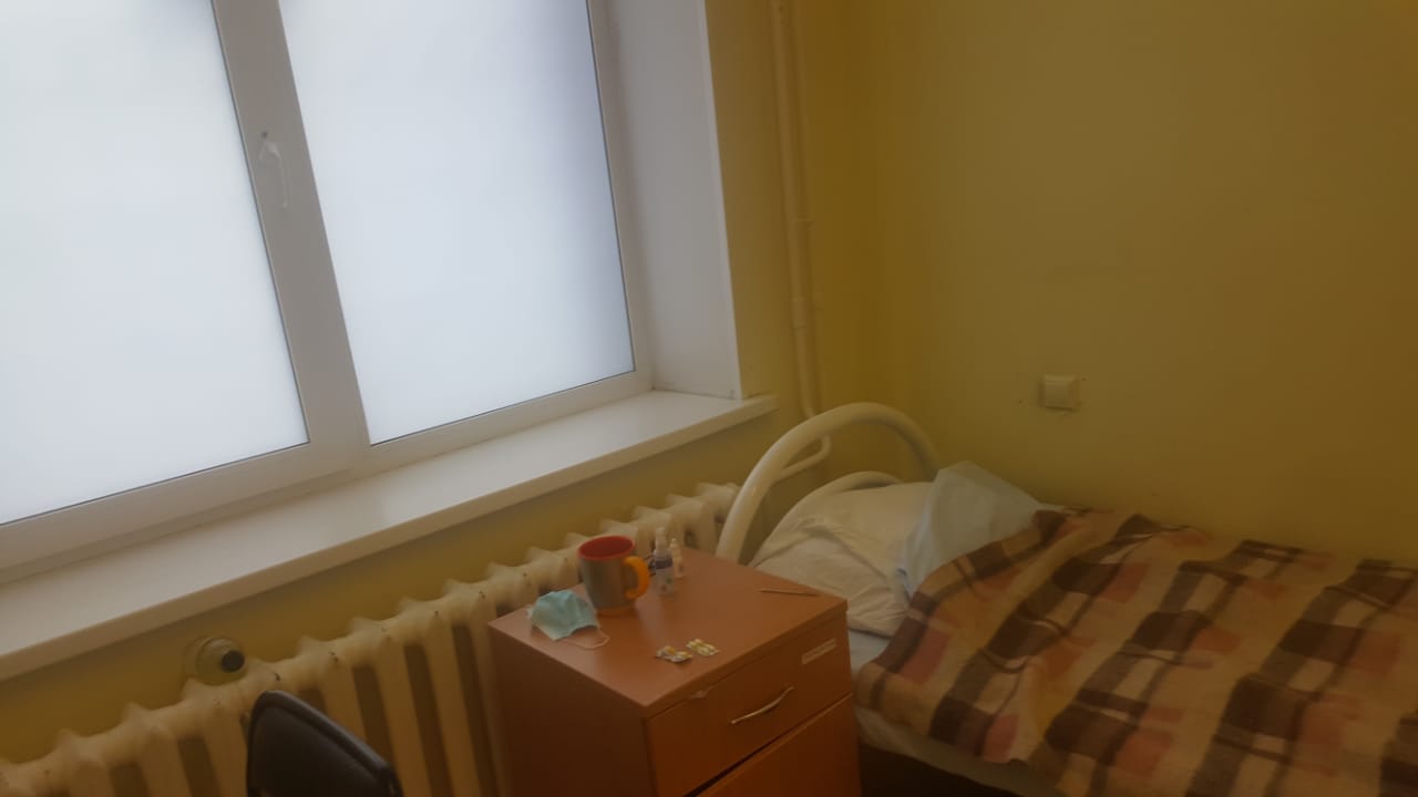 В палате всё минималистично. Евгению разрешили взять с собой книги и телефон. Телевизора в палате нет В палате всё минималистично. Евгению разрешили взять с собой книги и телефон. Телевизора в палате нет