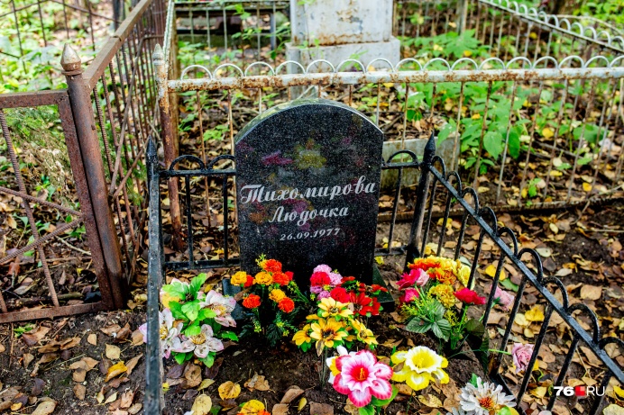 Прошло много лет, а на могилу все равно приходят Прошло много лет, а на могилу все равно приходят