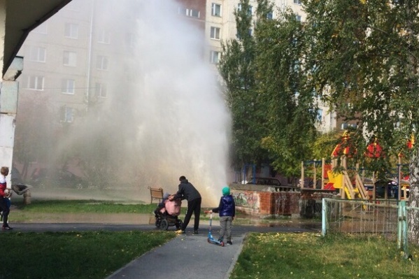На площадке по соседству с прорывом гуляли родители с детьми На площадке по соседству с прорывом гуляли родители с детьми