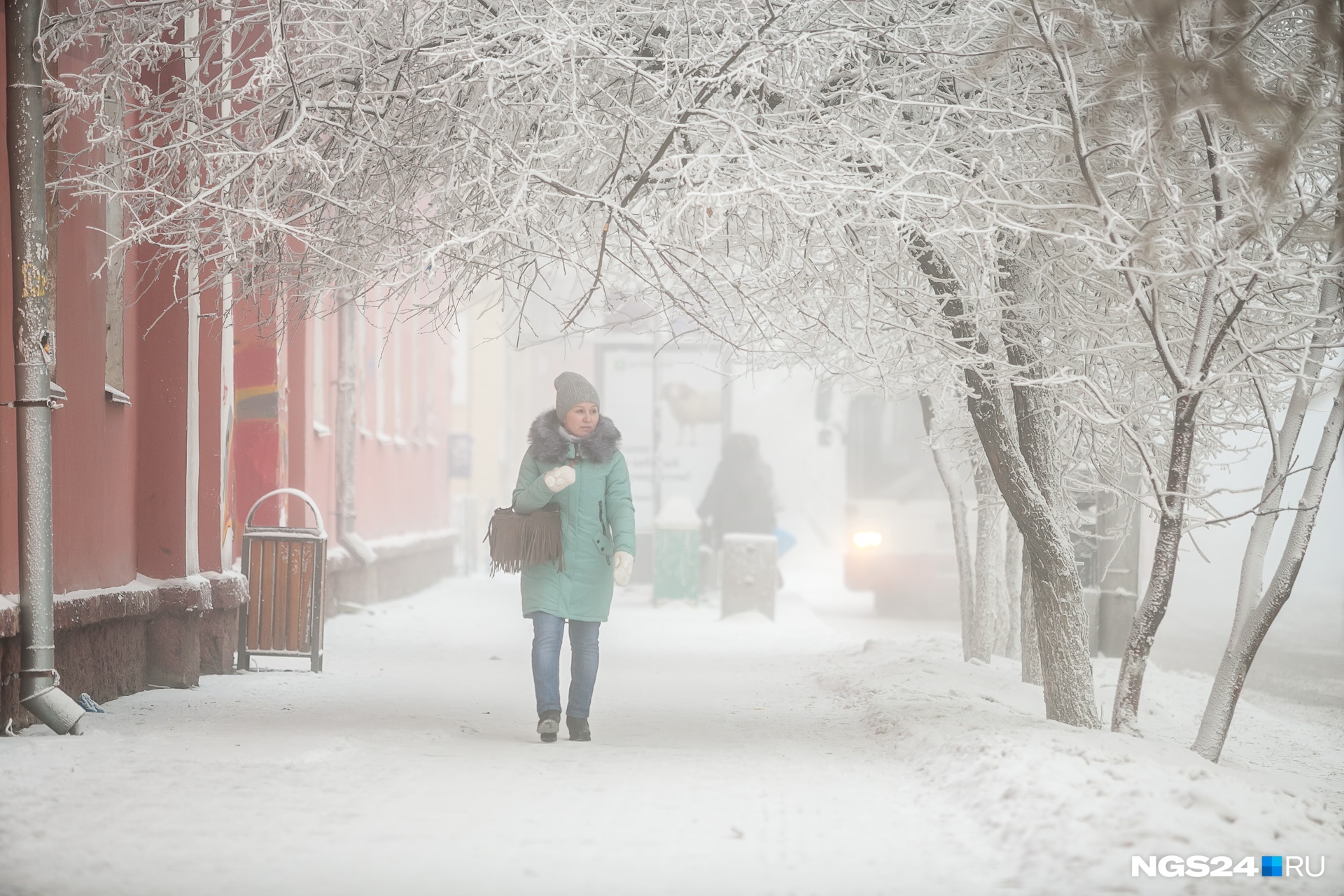 Сегодня зима. Красноярск зимой люди. Самая холодная зима в Красноярске. Люди в 40 зимой. Красноярск люди зима.