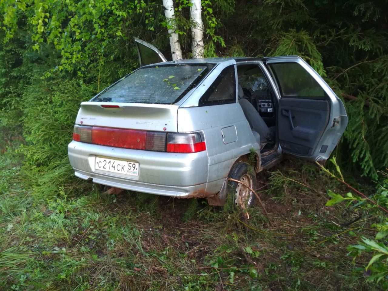 В Прикамье автомобиль съехал в кювет и врезался в дерево: водитель погиб