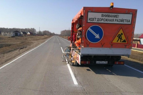 Дорожники закончили восстанавливать дорожную разметку после зимы (на фото — нанесение разметки в Краснозёрском районе) Дорожники закончили восстанавливать дорожную разметку после зимы (на фото — нанесение разметки в Краснозёрском районе)