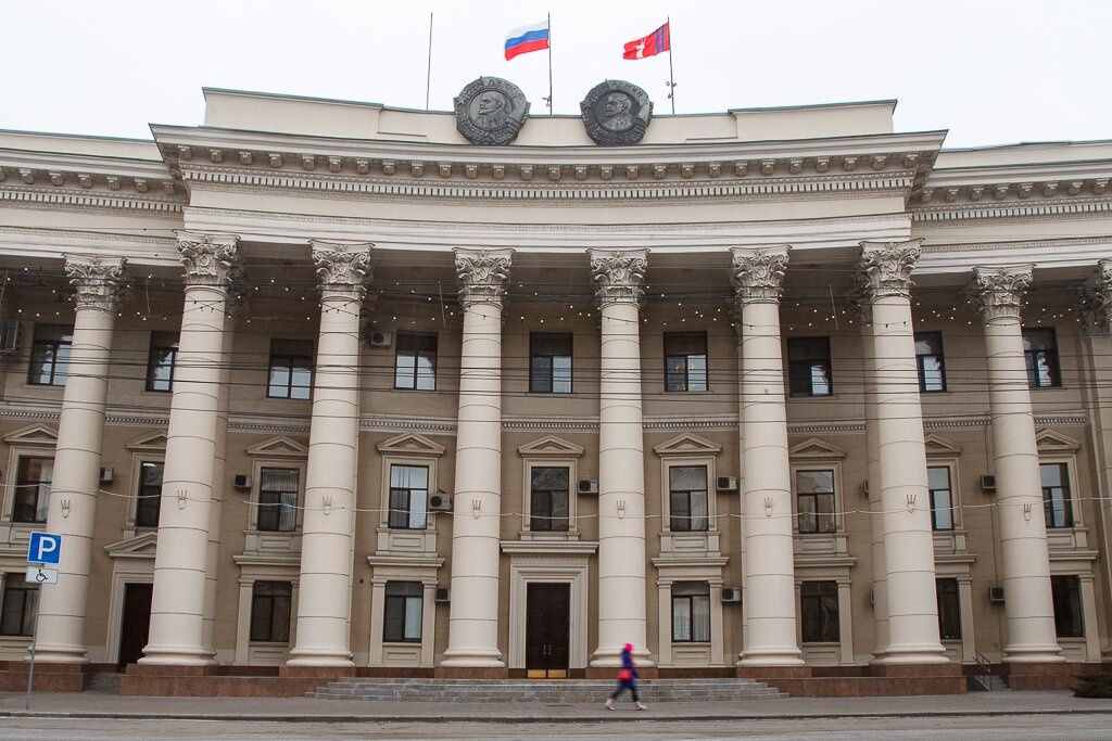 Считаем пятилетку: в Волгоградской области закрываются школы и больницы, но растёт число чиновников