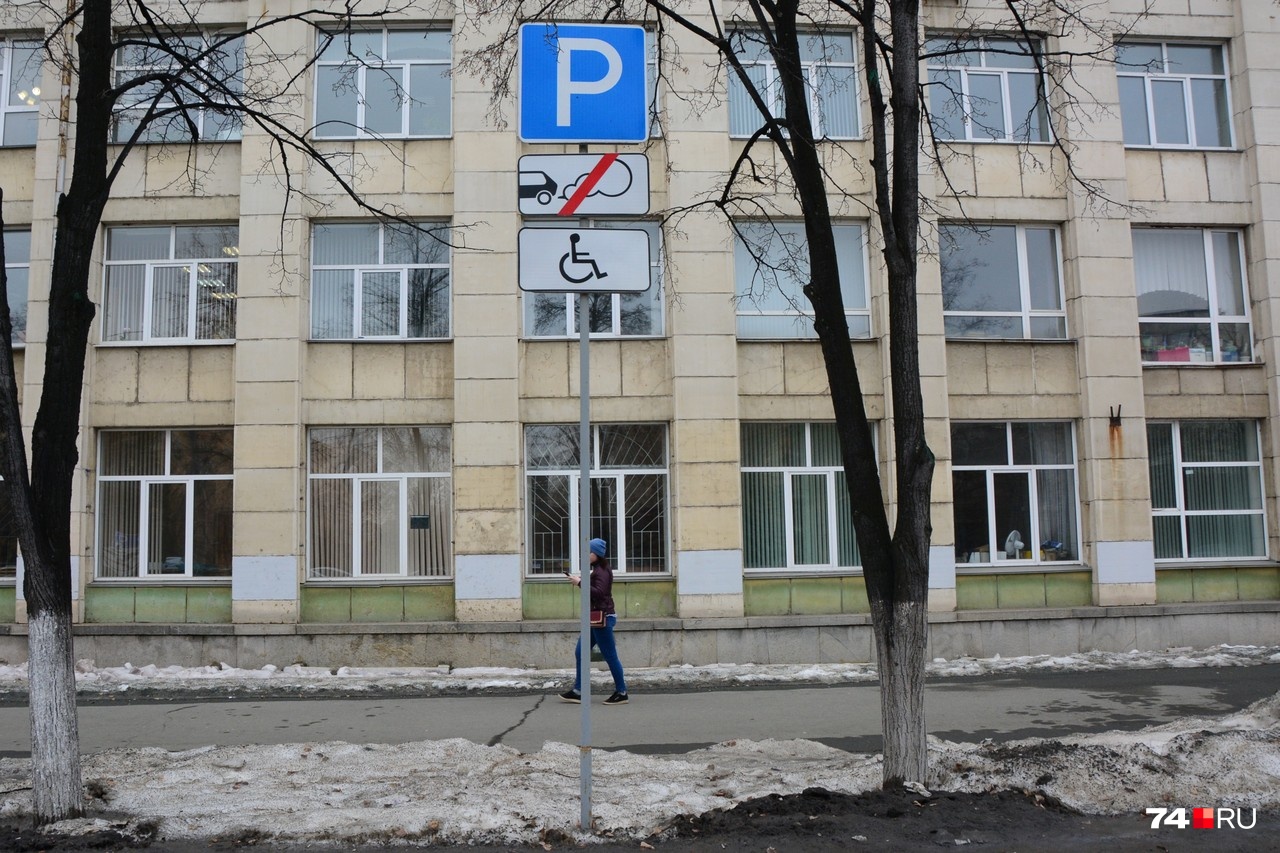 Встречаются места для инвалидов (штраф <nobr class="_">5000</nobr> рублей плюс эвакуация) Встречаются места для инвалидов (штраф <nobr class="_">5000</nobr> рублей плюс эвакуация)
