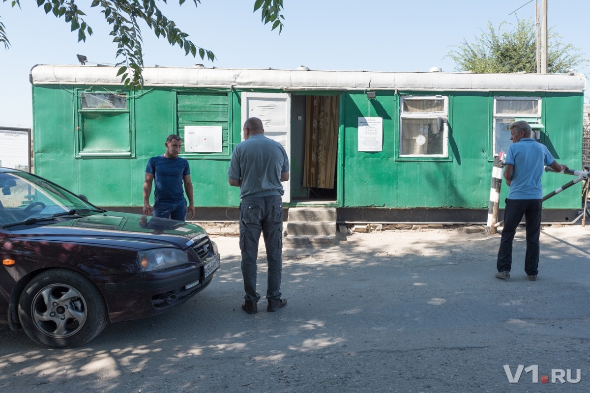 «У меня в багажнике трупа нет» — приветствует Толстиков охрану на кладбище «У меня в багажнике трупа нет» — приветствует Толстиков охрану на кладбище