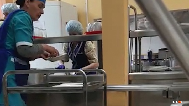 В Екатеринбурге наказали сотрудников школьного пищеблока, которые раскладывали сосиски голыми руками
