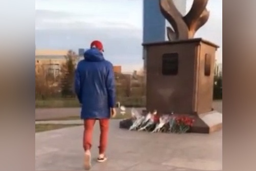 Молодые люди украли цветы от монумента «Журавли моей славы» Молодые люди украли цветы от монумента «Журавли моей славы»