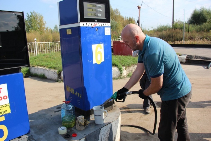 Сейчас средняя цена литра топлива — 41,28 рубля, сообщил Росстат: от 38,3 до 45,39 рубля